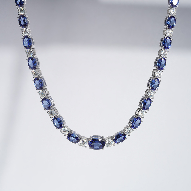 14K Emas Putih Oval Cut Lab Grown Sapphire dan Round Brilliant Cut Moissanite Diamond Kalung