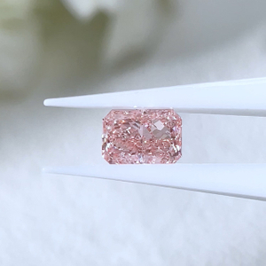 Vivid Pink Radiant Cut VS Lab Grown Diamond dengan IGI