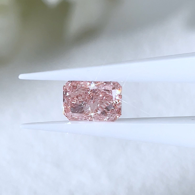 Vivid Pink Radiant Cut VS Lab Grown Diamond dengan IGI