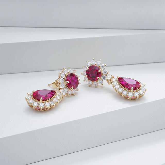 Anting-anting Berlian Berlian Berlian Ruby 14K Emas Kuning Pusingan Cemerlang dan Potongan Pear