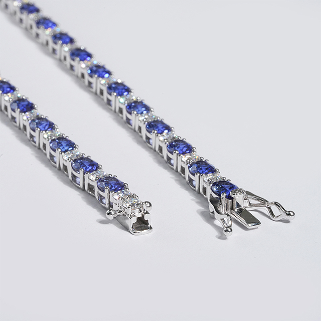 14K Emas Putih Oval Cut Lab Grown Sapphire dan Round Brilliant Cut Moissanite Diamond Kalung