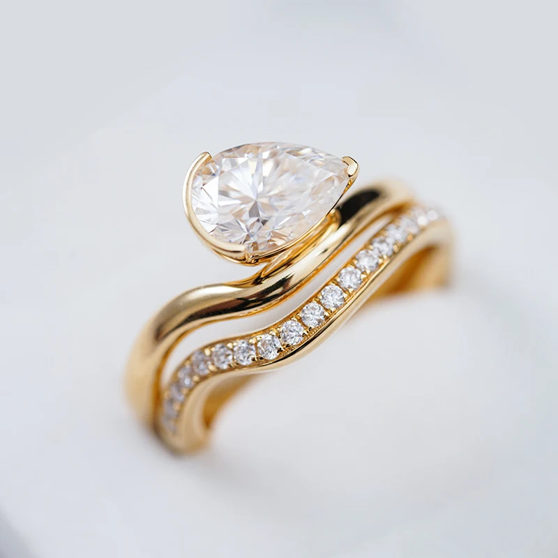 Emas Pepejal 18K Melengkung Dengan Set Cincin Moissanite Bentuk Pear