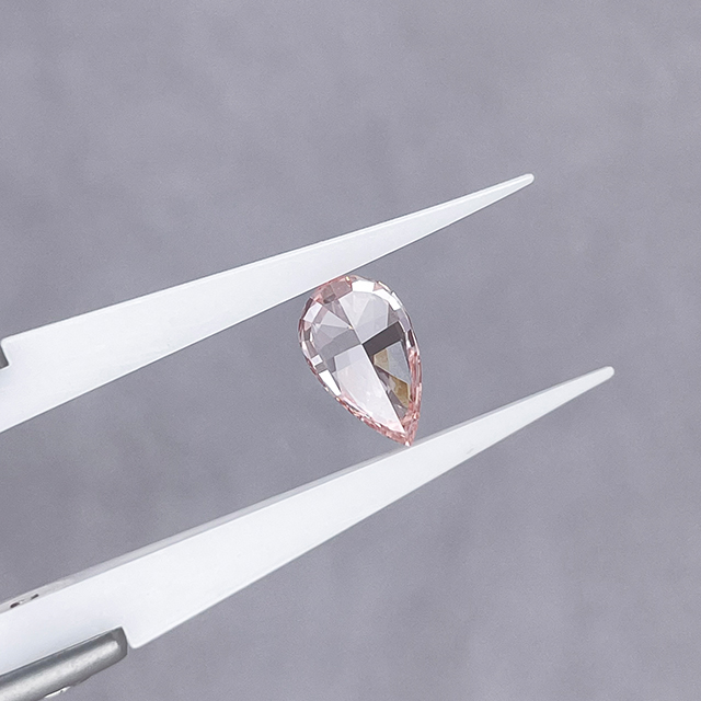 Vivid Pink Pear Cut VVS Lab Grown Diamond dengan IGI